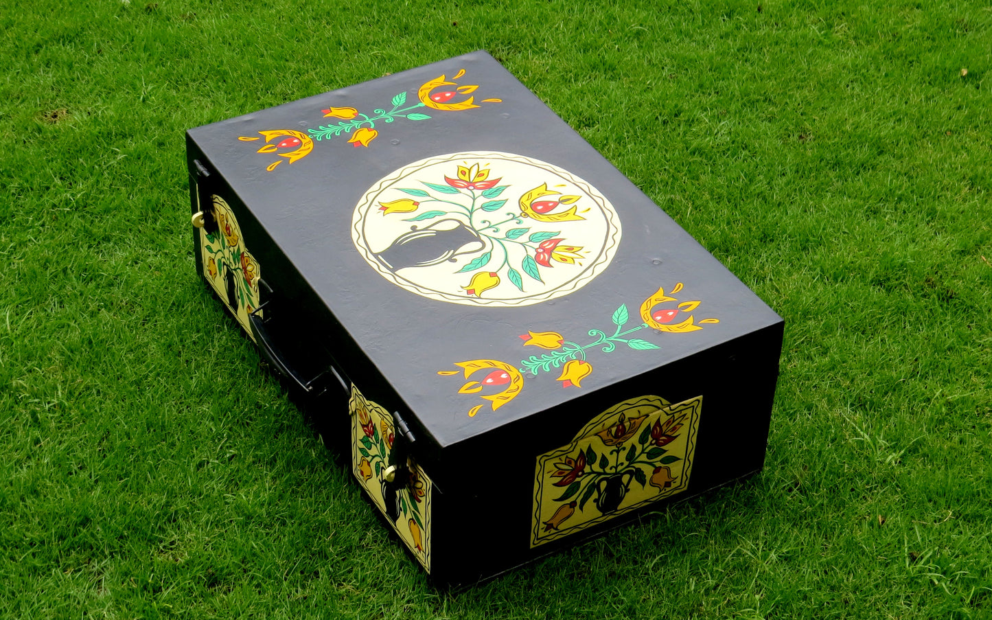 Handpainted Army Trunks | Coffee Table | Storage | Open to customization | Stain-proof